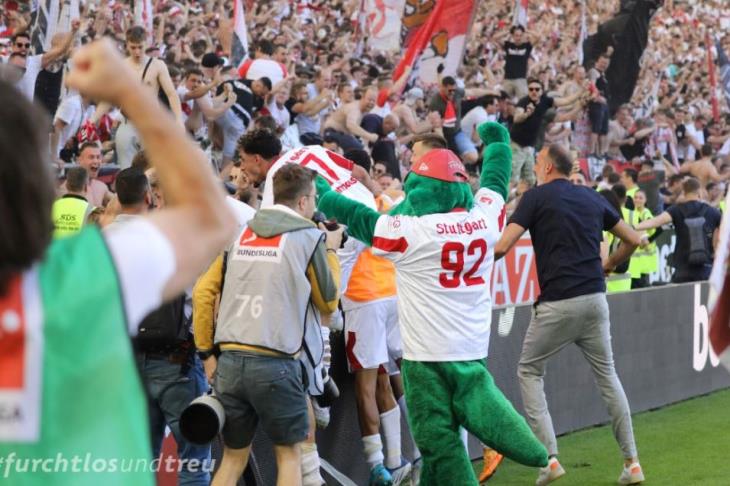 احتفال لاعبو شتوتجارت